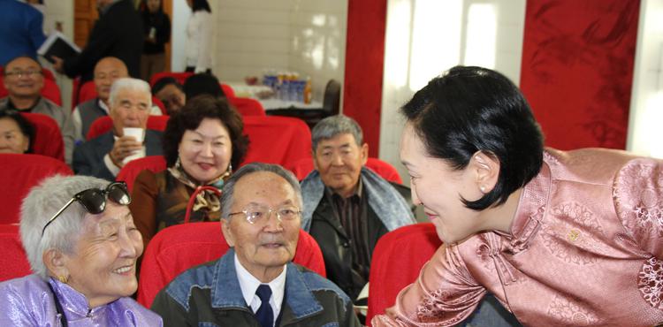 БСШУСЯам ахмадууддаа хүндэтгэл үзүүлжээ